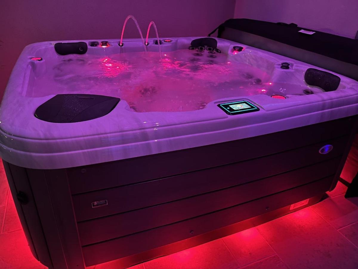 La Suite De Charme Du Mas De La Fontaine De Jonquier Avec Spa Privatif Séguret Екстериор снимка